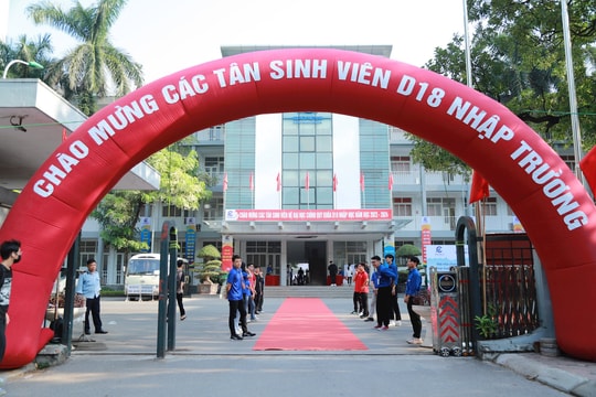 Tân sinh viên Trường Đại học Điện lực hân hoan nhập học
