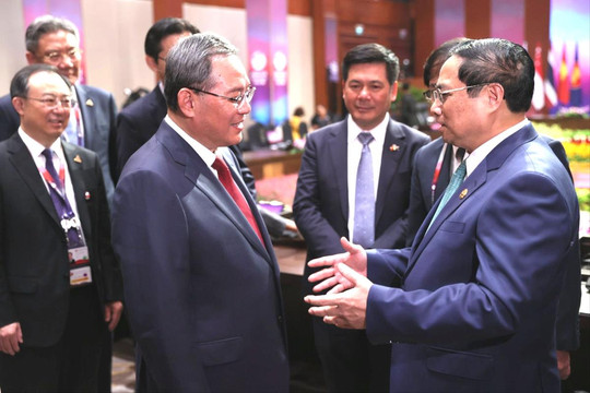 Thủ tướng Phạm Minh Chính gặp Thủ tướng Trung Quốc Lý Cường