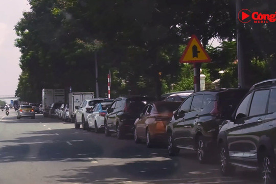 Hà Nội: Hàng trăm phương tiện đỗ hai bên đại lộ Võ Văn Kiệt bất chấp biển cấm