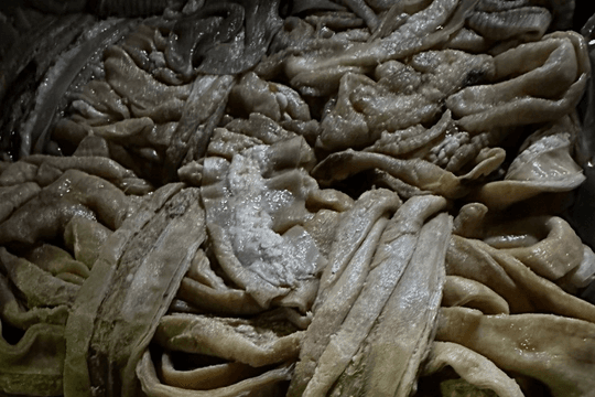 Thu giữ 1.400kg lòng bò đông lạnh bốc mùi