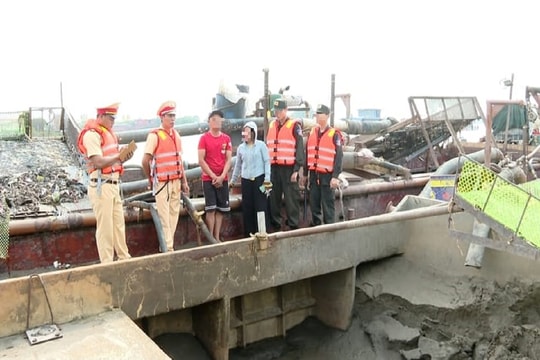 Bắt giữ 10 đối tượng khai thác cát trái phép