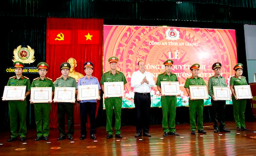 Khen thưởng các tập thể, cá nhân phá nhanh vụ án tại khu vực biên giới