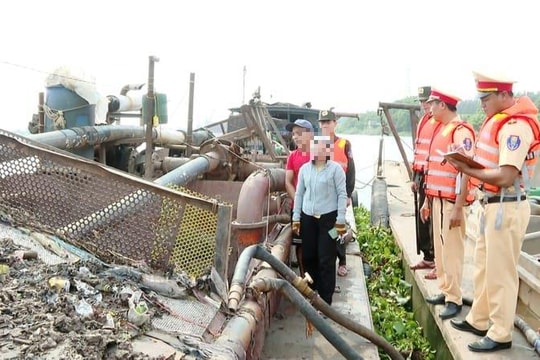 Bắt tàu khai thác cát trái phép trên sông Đáy