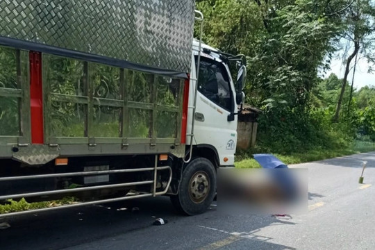 Ô tô tải va chạm với xe máy, 3 người thương vong