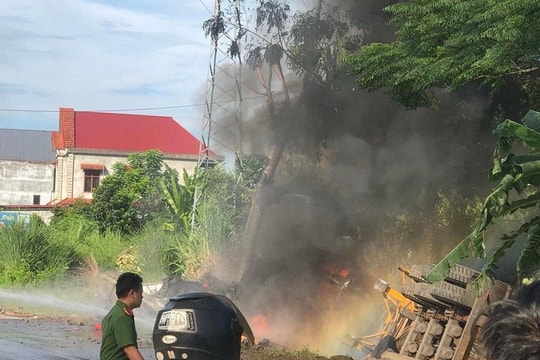 Container chở hàng nông sản lên cửa khẩu bất ngờ cháy dữ dội