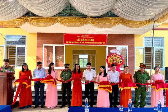 TT-Huế: Bàn giao 5 trụ sở công an xã