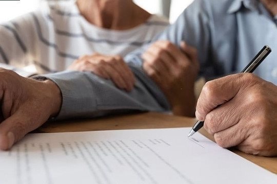 Con dưới 18 tuổi có được hưởng di chúc phân chia quyền sử dụng đất?