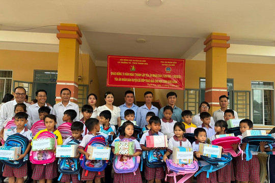 TAND huyện Bù Đốp: Trao quà cho học sinh có hoàn cảnh khó khăn