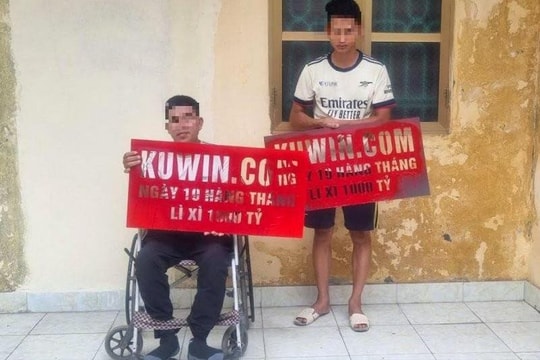 Đi xe lăn phun quảng cáo web đánh bạc lên tường nhà dân