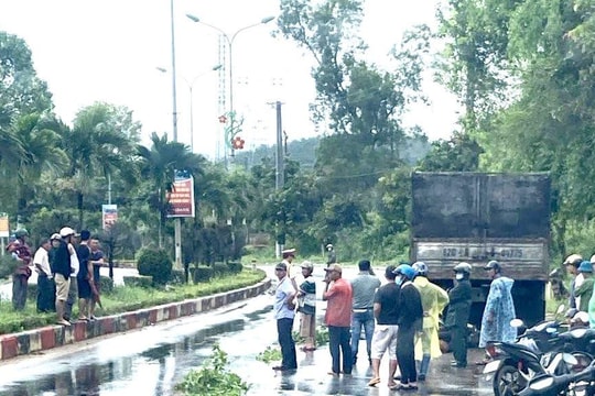 Kon Tum: TNGT nghiêm trọng khiến 2 vợ chồng tử vong