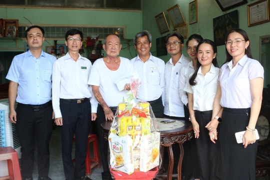 Thăm hỏi, tặng quà nguyên lãnh đạo TAND tỉnh Sóc Trăng