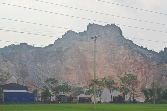 Nam công nhân rơi từ trên núi đá xuống đất tử vong