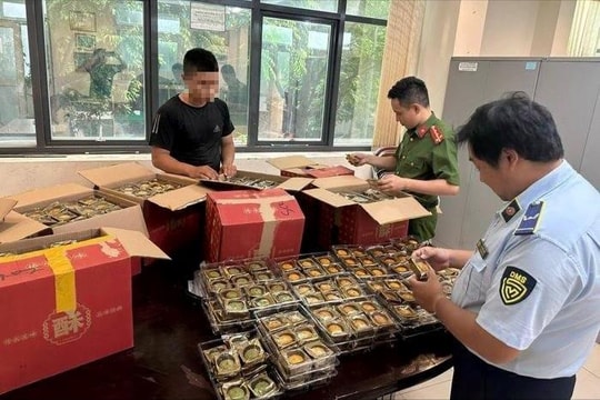 Tạm giữ hơn 800 bánh trung thu có dấu hiệu nhập lậu ở Hà Nội