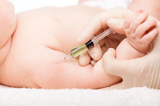 Khẩn trương kết luận nguyên nhân vụ trẻ tử vong sau tiêm vaccine ở Vĩnh Phúc