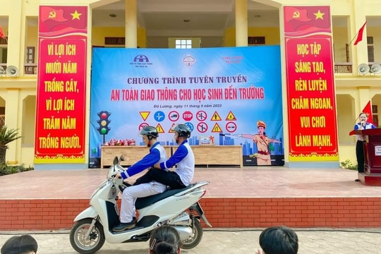 Nghệ An: Tổ chức tuyên truyền tháng 'An toàn giao thông cho học sinh đến trường'