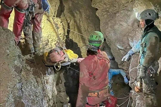Giải cứu thành công nhà thám hiểm mắc kẹt dưới hang động sâu 1.000 mét