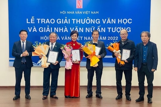Tôn vinh cống hiến của các nhà văn lão thành tiêu biểu