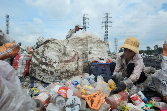 Những phận đời bới rác mưu sinh