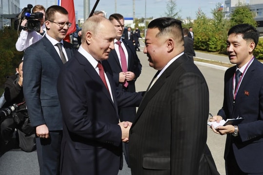 Chủ tịch Kim Jong Un và Tổng thống Putin gặp nhau tại sân bay vũ trụ ở Viễn Đông Nga