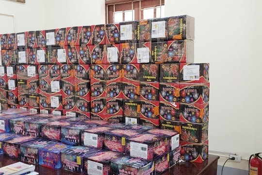 Bắt đối tượng vận chuyển hơn 200kg pháo lậu