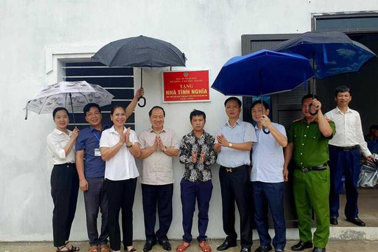 Quảng Ninh: Trao tặng nhà tình nghĩa cho đồng bào dân tộc thiểu số