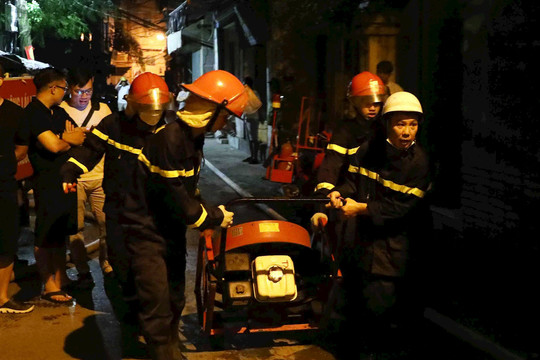 Khẩn trương khắc phục hậu quả vụ cháy ở phố Khương Hạ