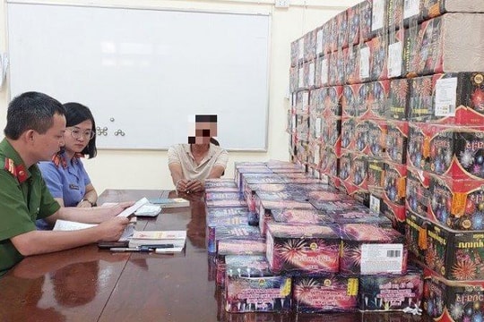 Tạm giữ đối tượng vận chuyển hơn 200kg pháo lậu
