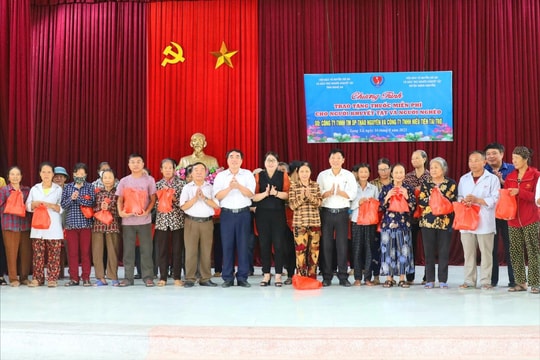 Trao tặng thuốc miễn phí cho người khuyết tật và người nghèo