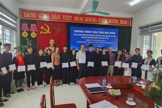 Đại sứ quán Trung Quốc tại Việt Nam trao học bổng cho học sinh DTNT tại Cao Bằng
