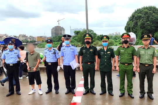 Bàn giao đối tượng truy nã người nước ngoài
