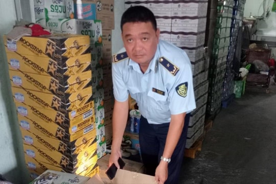 Bắt quả tang đại lý bia tàng trữ 450 bao thuốc lá điếu nhập lậu