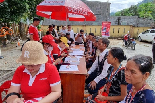 Viettel Đà Nẵng triển khai chuyển đổi số đến với đồng bào Cơ Tu