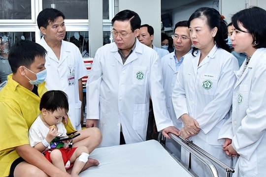Chủ tịch Quốc hội Vương Đình Huệ thăm, động viên nạn nhân vụ hỏa hoạn tại chung cư mini quận Thanh Xuân
