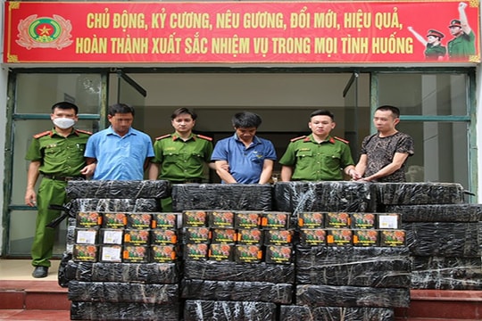 Bắt vụ vận chuyển hơn 5 tạ pháo lậu trên xe ô tô 7 chỗ