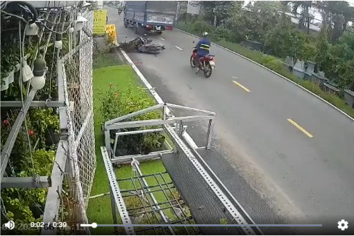 [VIDEO] Tăng tốc vượt đường, bị xe tải cán tử vong