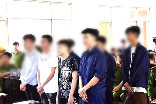 Nhóm thanh thiếu niên dùng hung khí truy sát nạn nhân