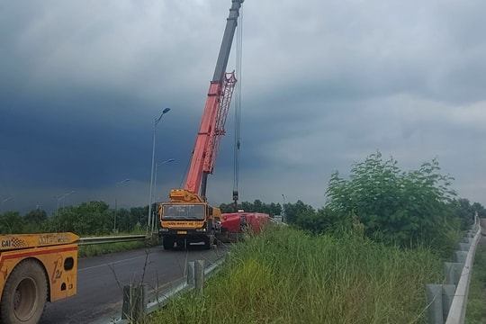 Đâm vào rào chắn bên đường, xe container bị lật