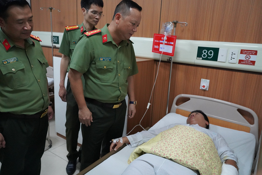 Hà Nội: Ngăn cản vụ đánh ghen ở quán cà phê, 1 công an bị đâm nhập viện