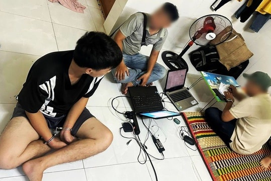 Thợ lắp camera ghi lại clip "nóng" rồi tống tiền khách hàng