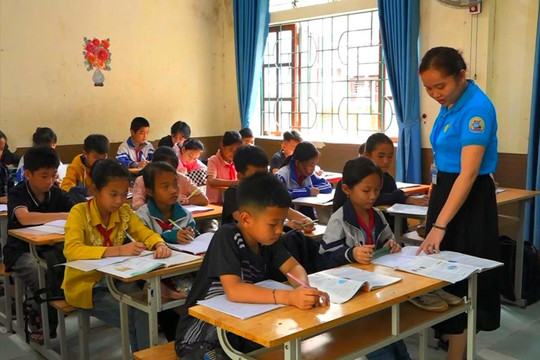 Nhọc nhằn “gieo chữ” nơi rẻo cao