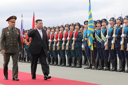 Ông Kim Jong un được tặng áo chống đạn và máy bay không người lái khi rời Nga