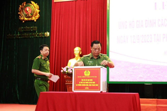 Quyên góp 500 triệu đồng ủng hộ gia đình nạn nhân vụ cháy ở Hà Nội