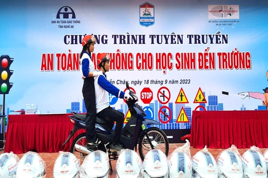 Nghệ An: Tuyên truyền ‘An toàn giao thông cho học sinh đến trường’
