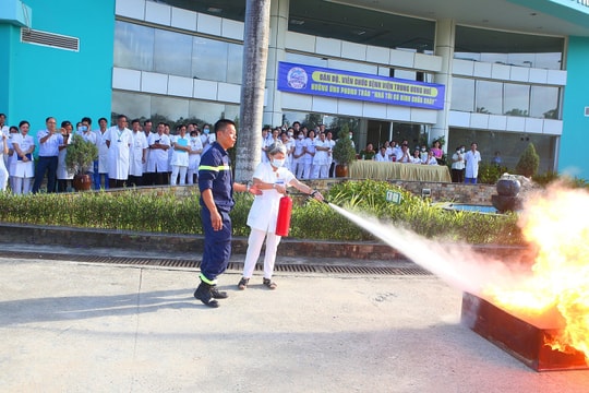 Phát động phong trào 'Nhà tôi có bình chữa cháy' tại bệnh viện Trung ương Huế