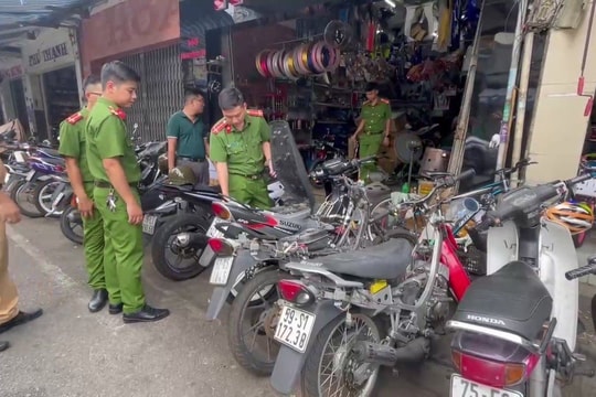 Phát hiện cơ sở chế độ xe mô tô và nhiều phụ tùng không rõ nguồn gốc