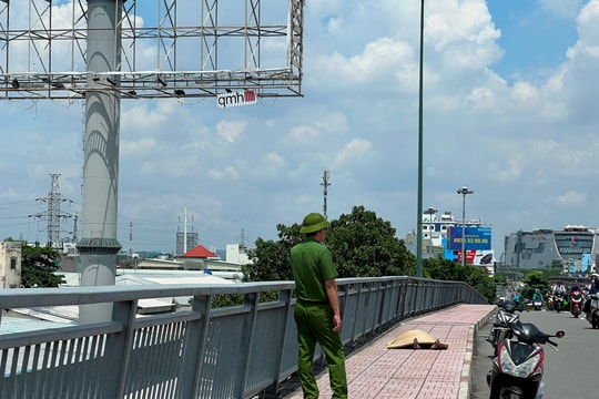 Người đàn ông khoảng 50 tuổi tử vong trên cầu Bình Lợi