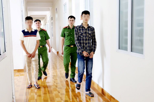 Hai anh em ruột đi cướp giật để lấy tiền tiêu xài