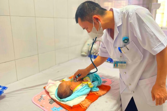 Cứu sống trẻ sơ sinh suy hô hấp, xuất huyết não nặng