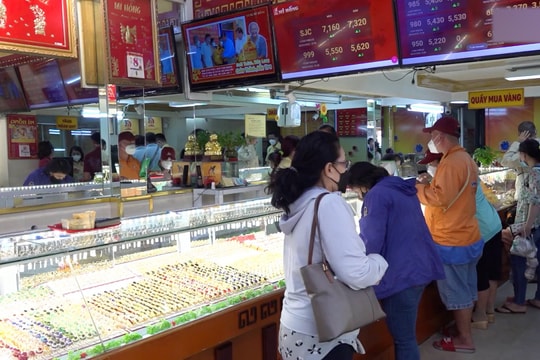 Giá vàng tăng vọt, vàng SJC trên đỉnh cao