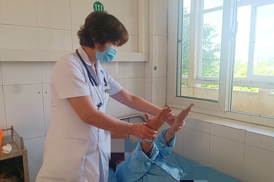 Thiếu nữ nhập viện vì sử dụng bóng cười